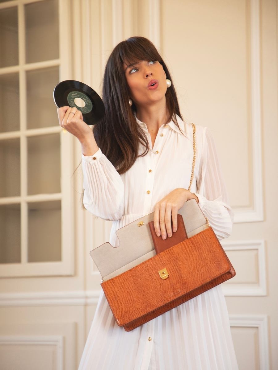 brown-leather-baguette-bag-gabrielle-ultra-long-1960-amber-paul-marius-focus-material-view-picture-w42l-l-l