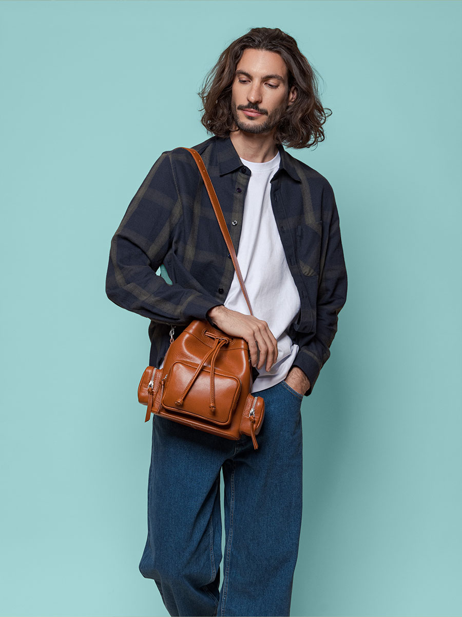 bucket-bag-leather-brown-leseau-90s-cognac-ambient-view-w57-co