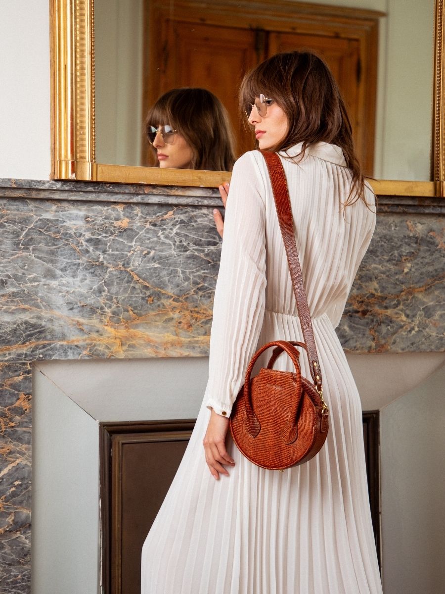 leather-handbag-for-women-brown-ambient-view-picture-aline-1960-amber-paul-marius-w34-l-l