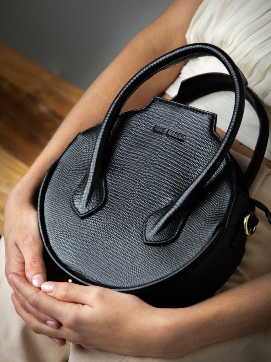 leather-handbag-for-women-black-ambient-view-picture-aline-1960-jet-black-paul-marius-w34-l-b