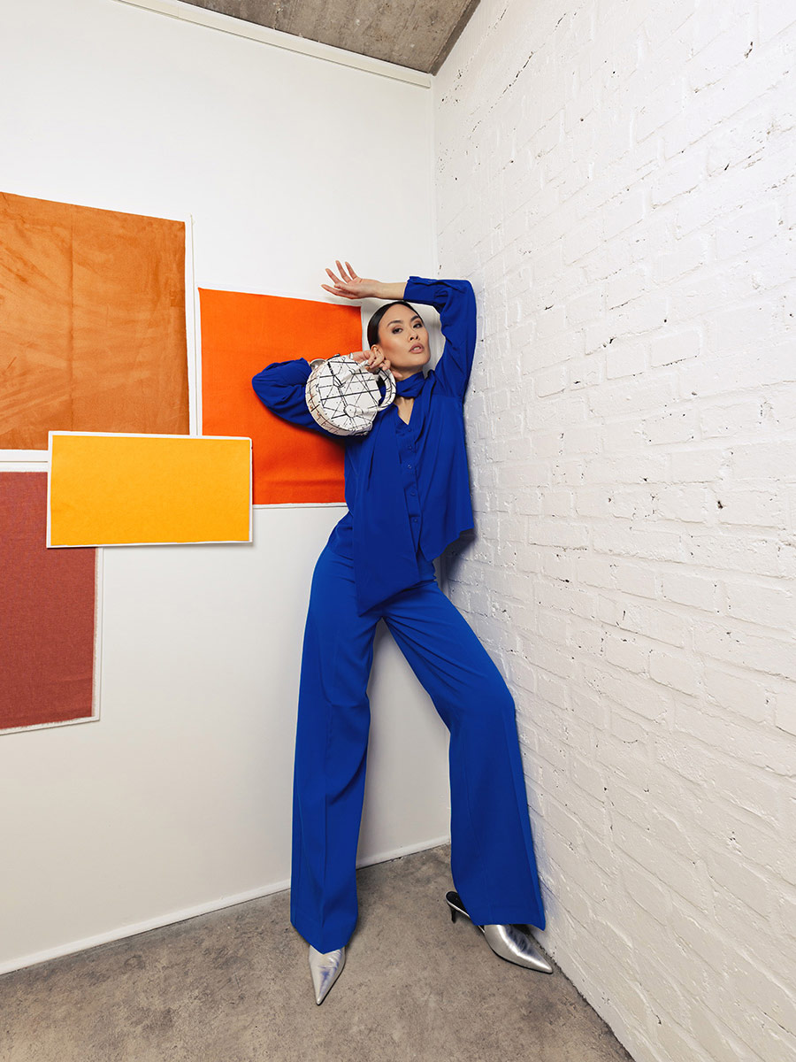 handbag-leather-white-black-orange-aline-arty-01-ambient-view-w34-art1-b-w