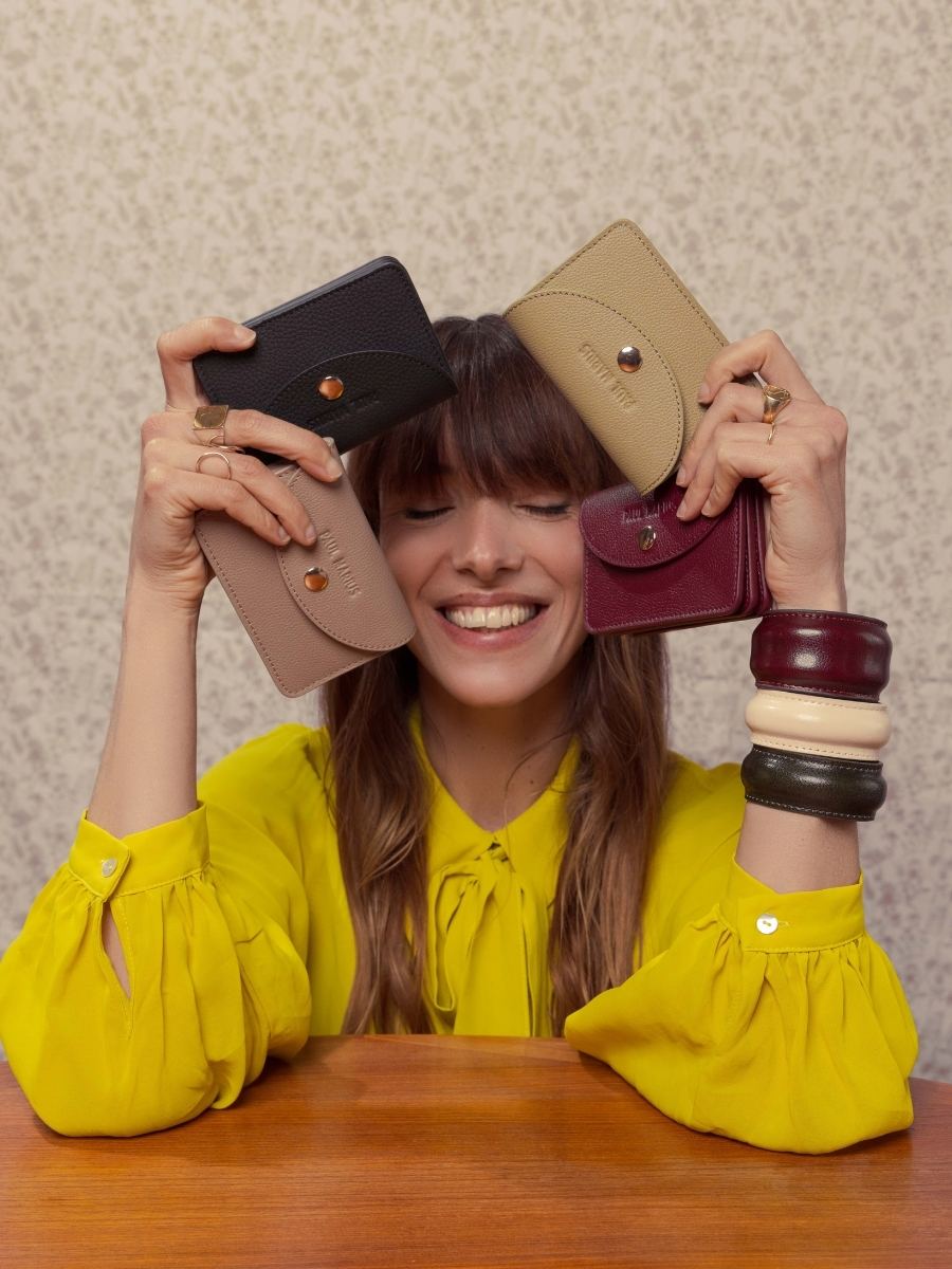 purse-leather-basile-taupe-side-view-m75-bei