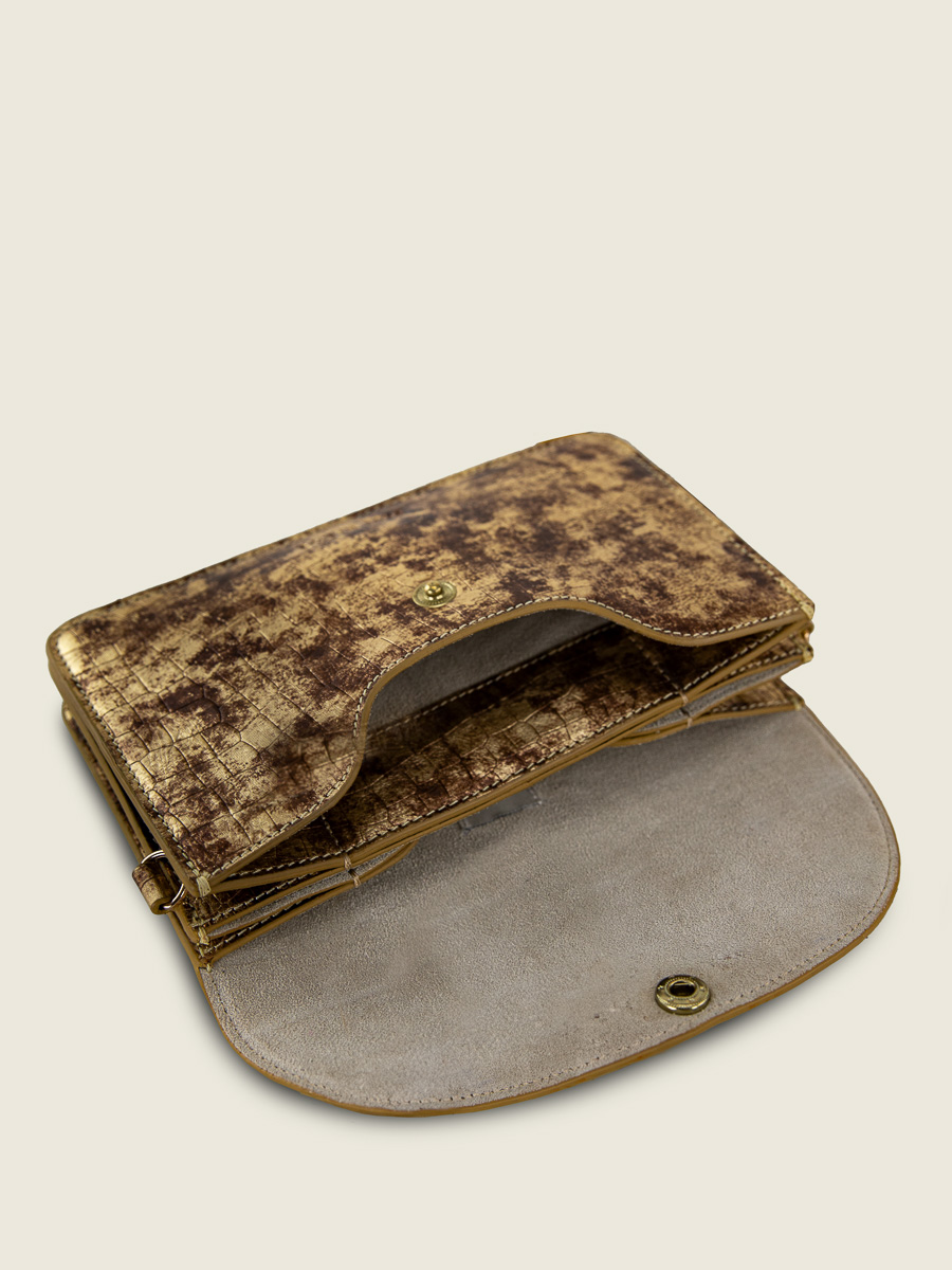 gold-leather-clutch-bag-bertille-bijoux-paul-marius-ambient-view-picture-w44-cr-db-g