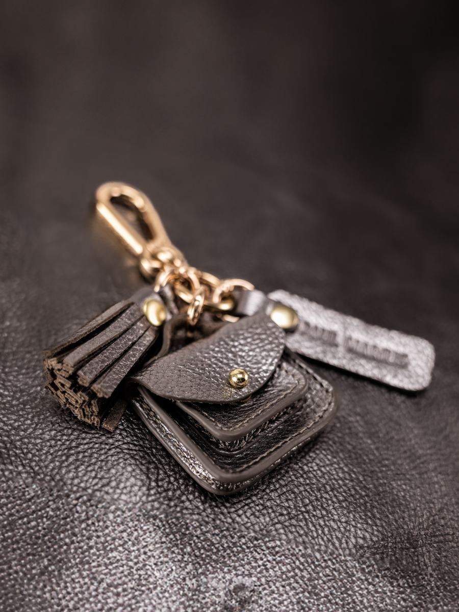steel-leather-key-ring-labreloque-pompon-paul-marius-ambient-picture-lkc-tassel-gm