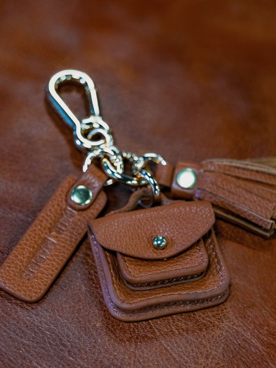 light-brown-leather-key-ring-labreloque-mademoiselle-george-paul-marius-ambient-picture-lkc-w05-l