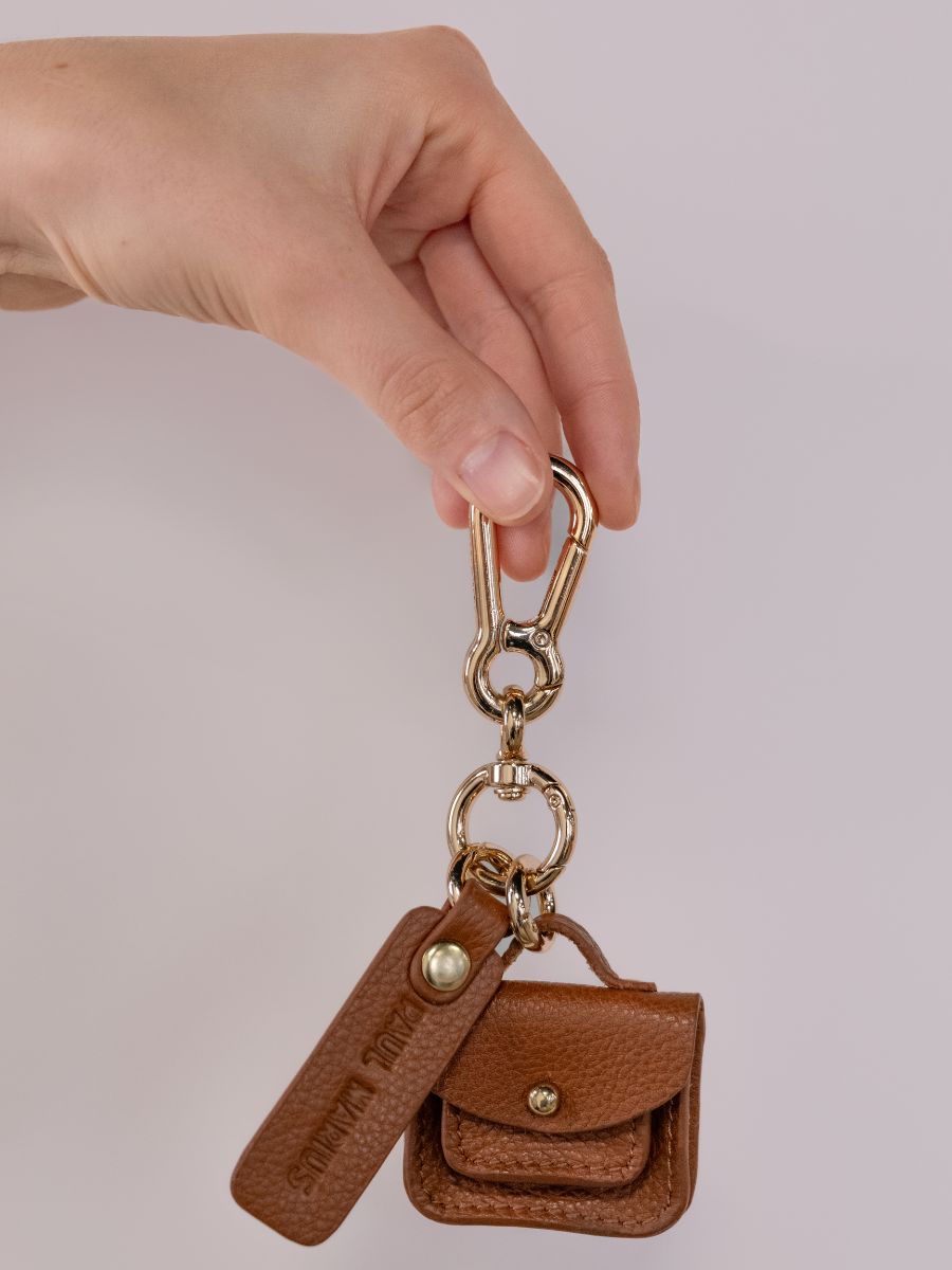 light-brown-leather-key-ring-labreloque-pompon-paul-marius-ambient-picture-lkc-tassel-l