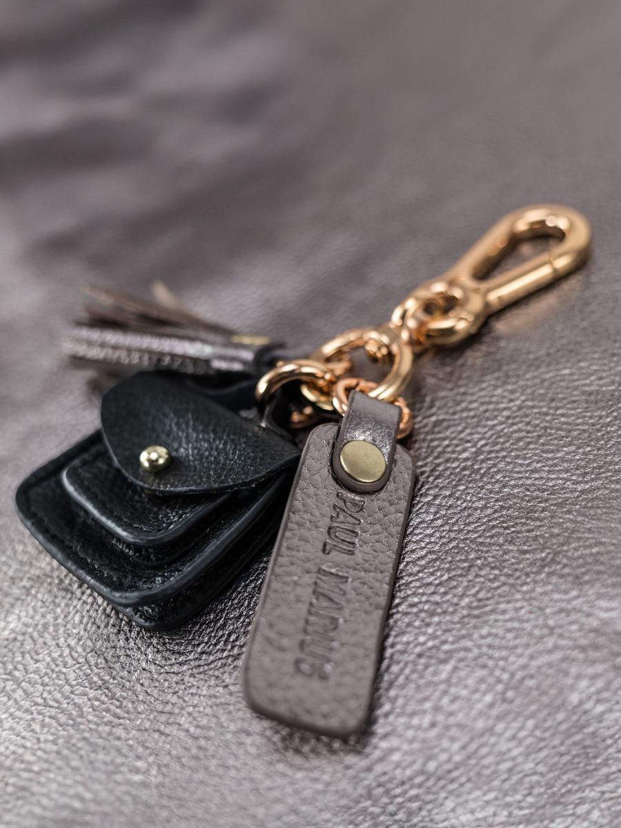 black-leather-key-ring-labreloque-mademoiselle-george-paul-marius-side-picture-lkc-w05-b