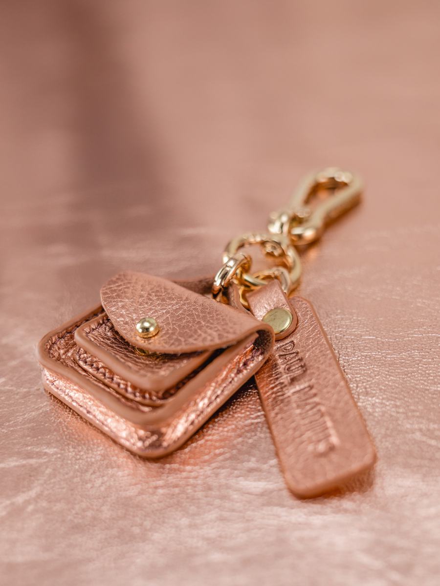 rose-gold-leather-key-ring-leporte-cle-breloque-paul-marius-focus-material-picture-lkc-logo-g-pi