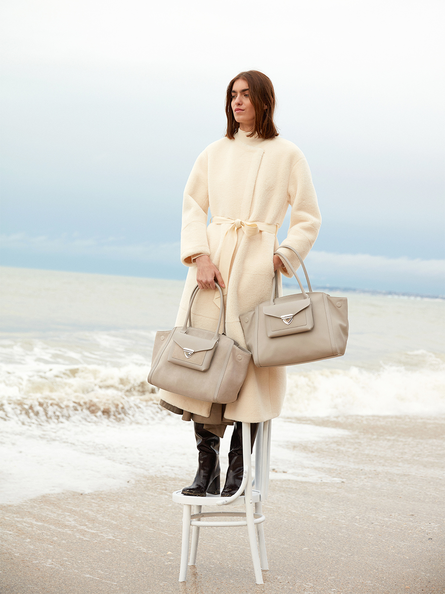 tote-bag-leather-LeCaprice-galet-ambient-view-w64m-bm-gre