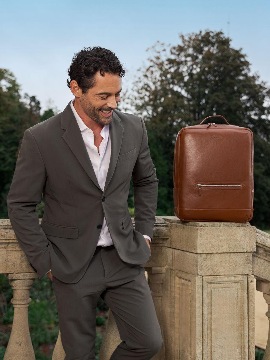 brown-leather-bagpack-charles-light-brown-paul-marius-focus-material-view-picture-b11-l