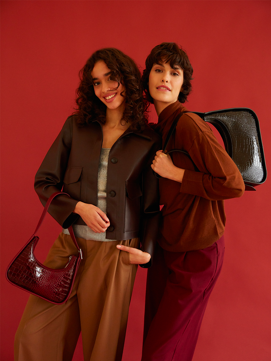 victoire-handbag-leather-black-patent-ambient-view-w54-cr-ver-b