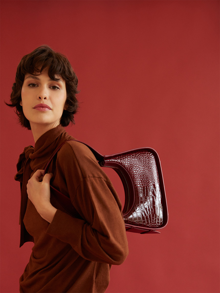 victoire-xs-handbag-leather-burgundy-patent-back-view-w54xs-cr-ver-dr