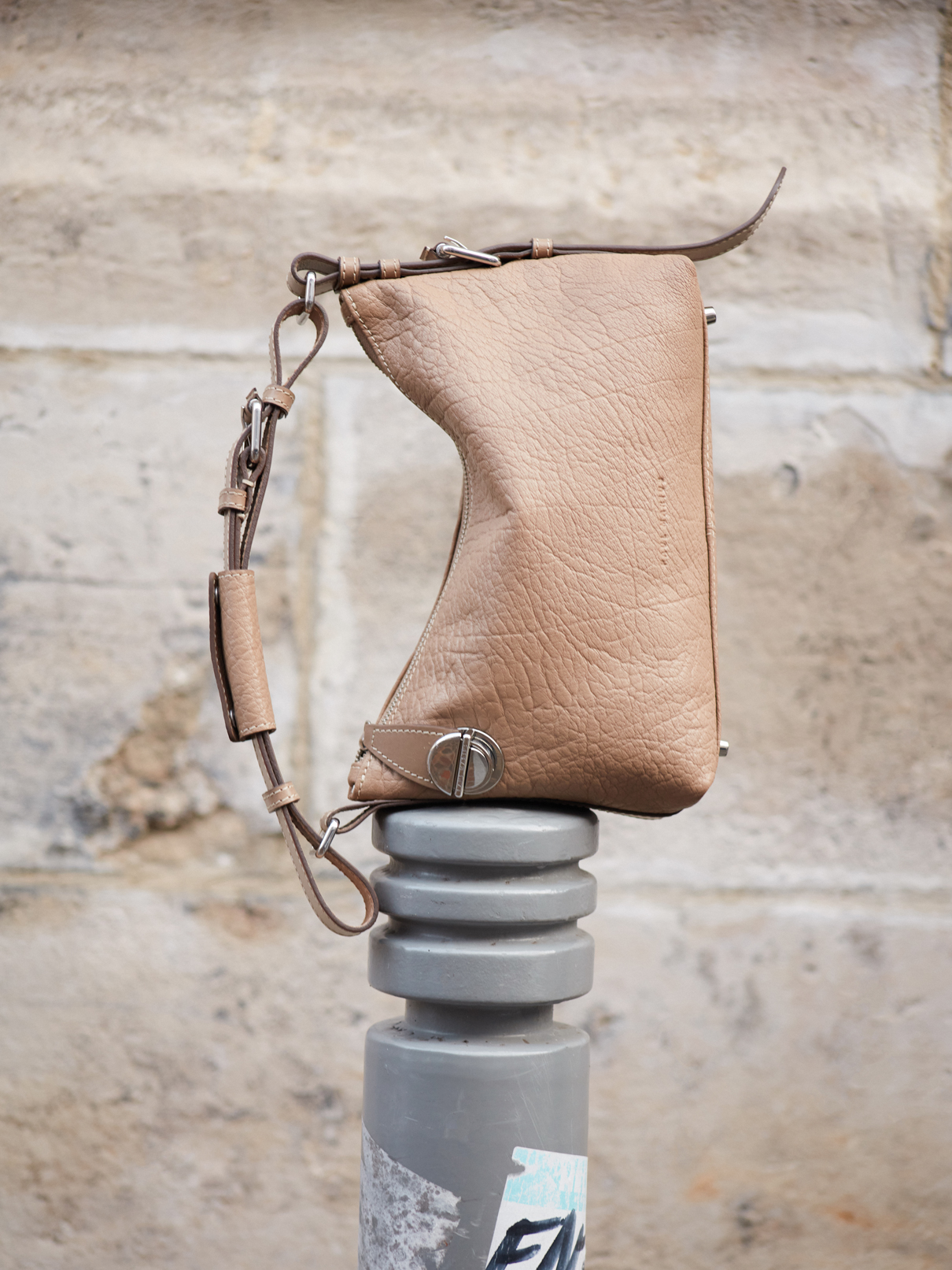 elliott-taupe-leather-baguette-bag-women-focus-material-w73m-bei