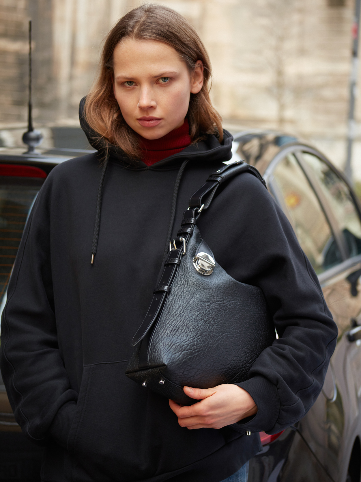 elliott-black-leather-hobo-bag-women-ambient-view-w73l-b 