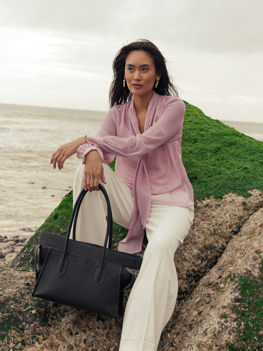 travel-bag-handbag-eros-m-soft-black-campaign-view-w52m-bm-b