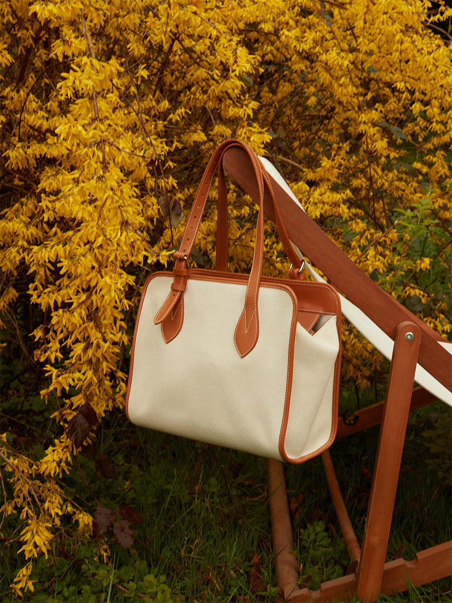 Medium beige canvas tote bag LeCabas Escapade - Beige Canvas focus material photo