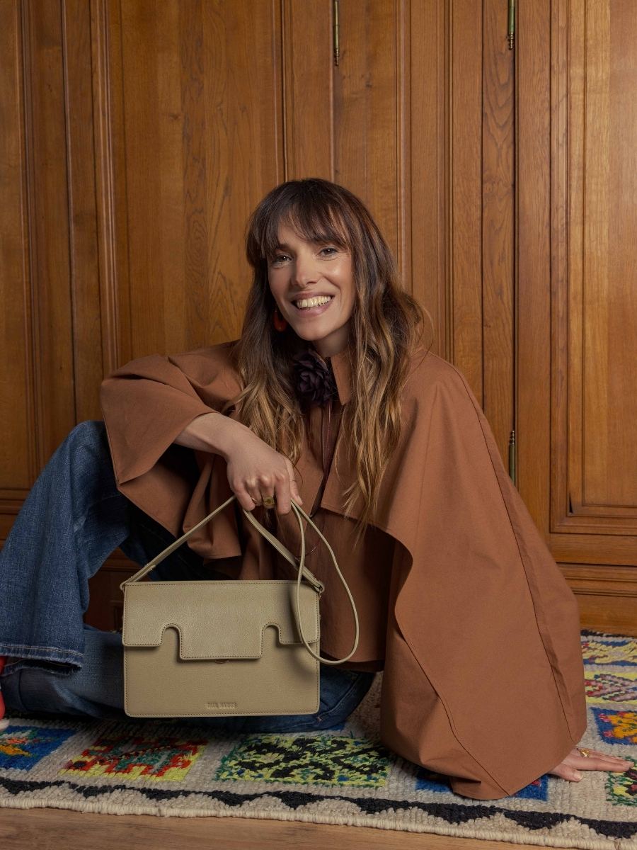 baguette-bag-leather-gabrielle-almond-side-view-w42-al