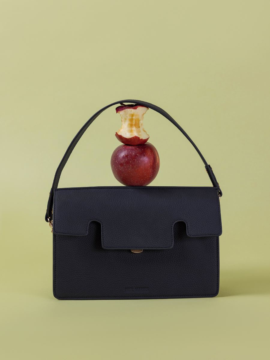 baguette-bag-leather-gabrielle-soft-black-focus-material-view-w42-bm-b