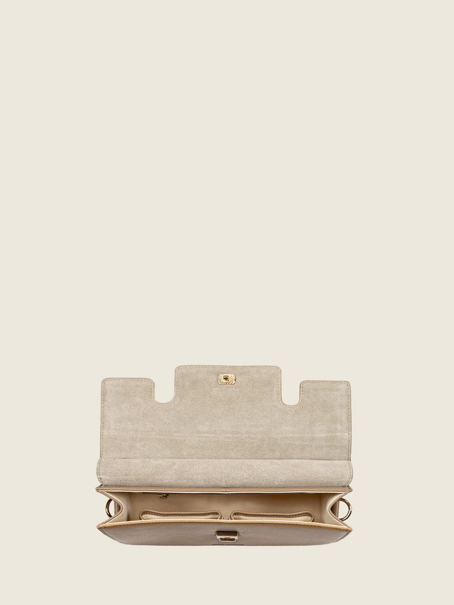 baguette-bag-leather-gabrielle-taupe-ambient-view-w42-bei