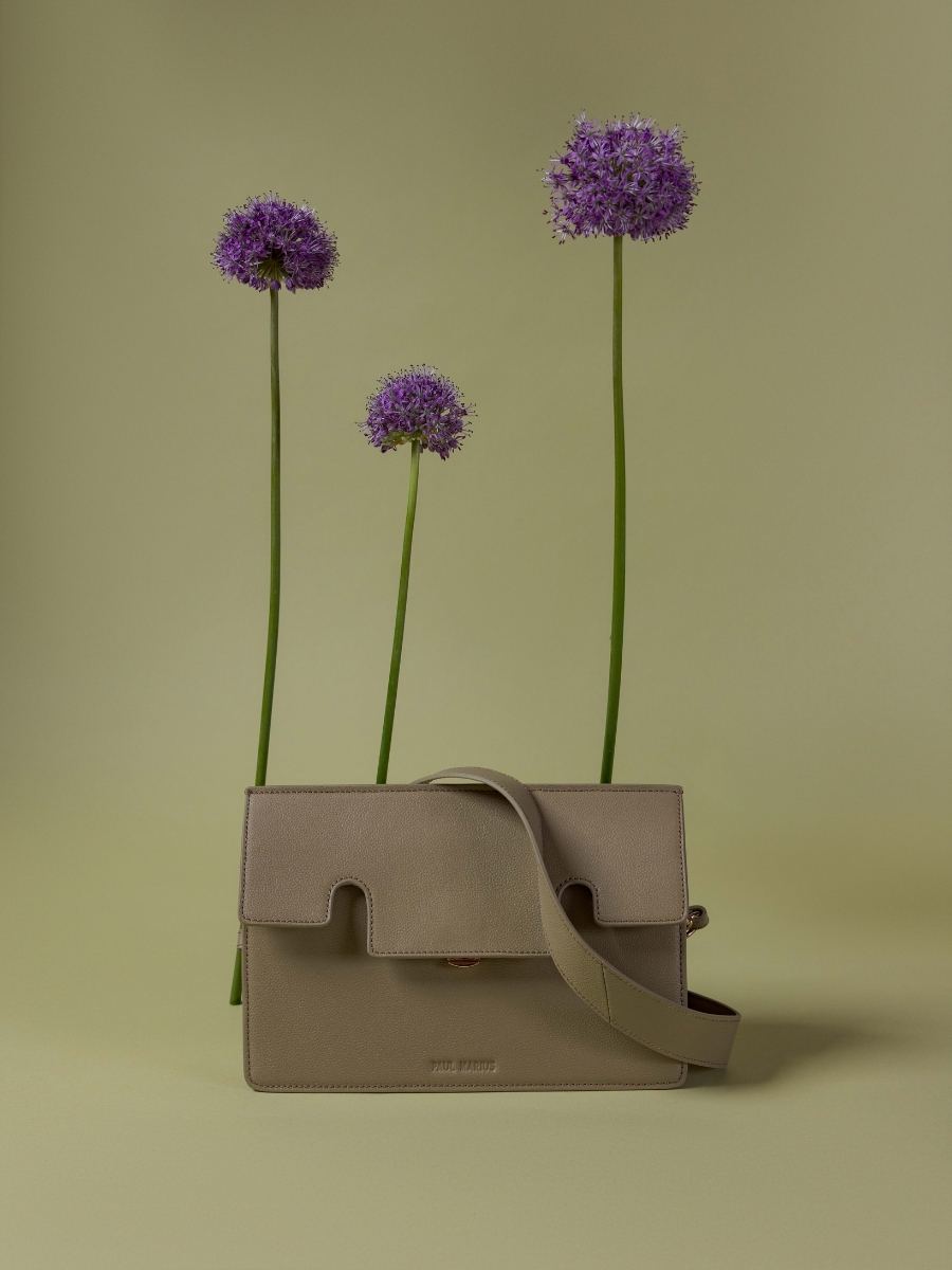 baguette-bag-leather-gabrielle-almond-focus-material-view-w42-al