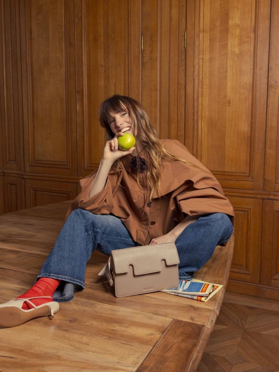 baguette-bag-leather-gabrielle-taupe-side-view-w42-bei