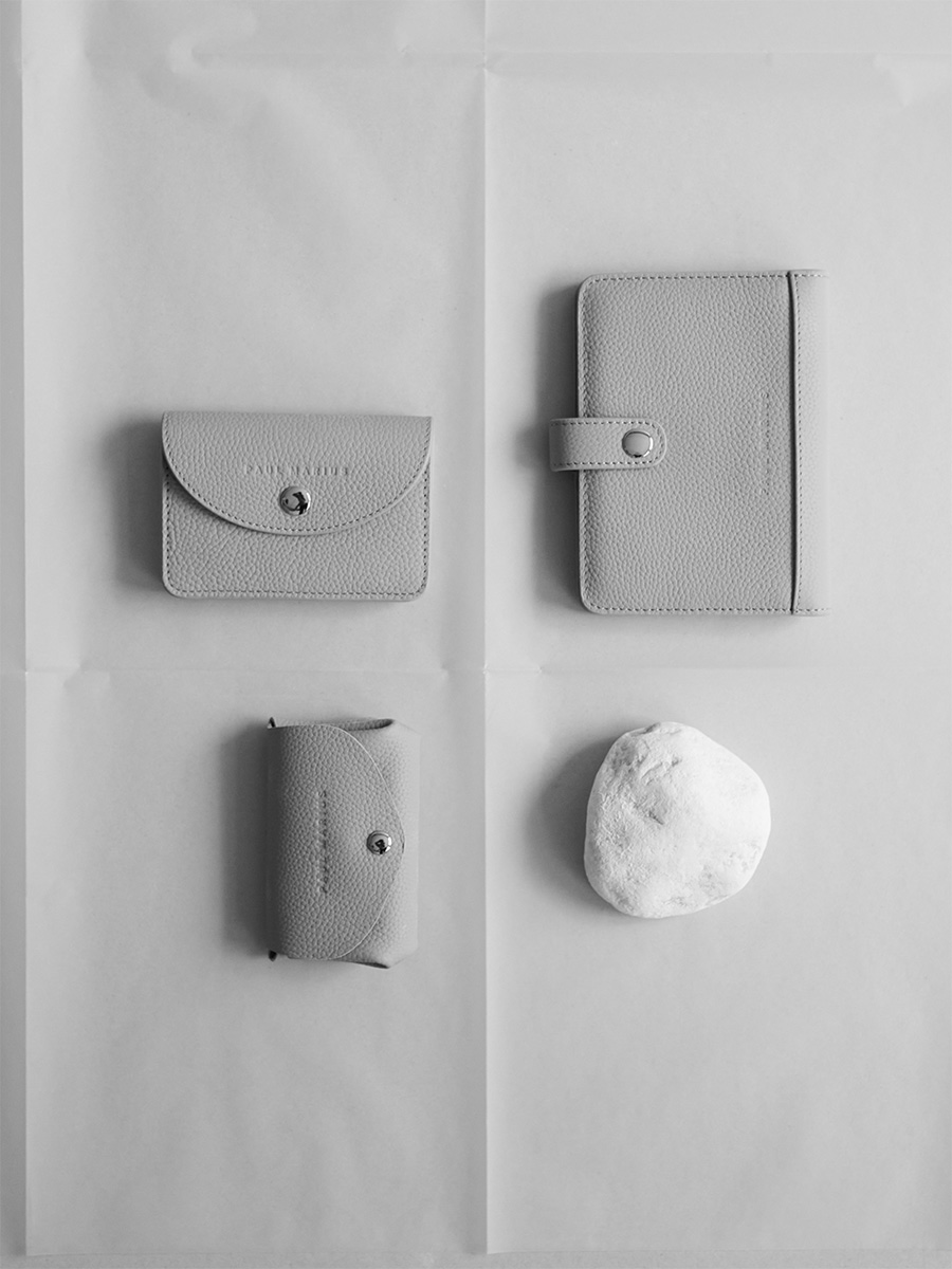 leather-wallet-jeanne-galet-ambient-view-m34-bm-gre