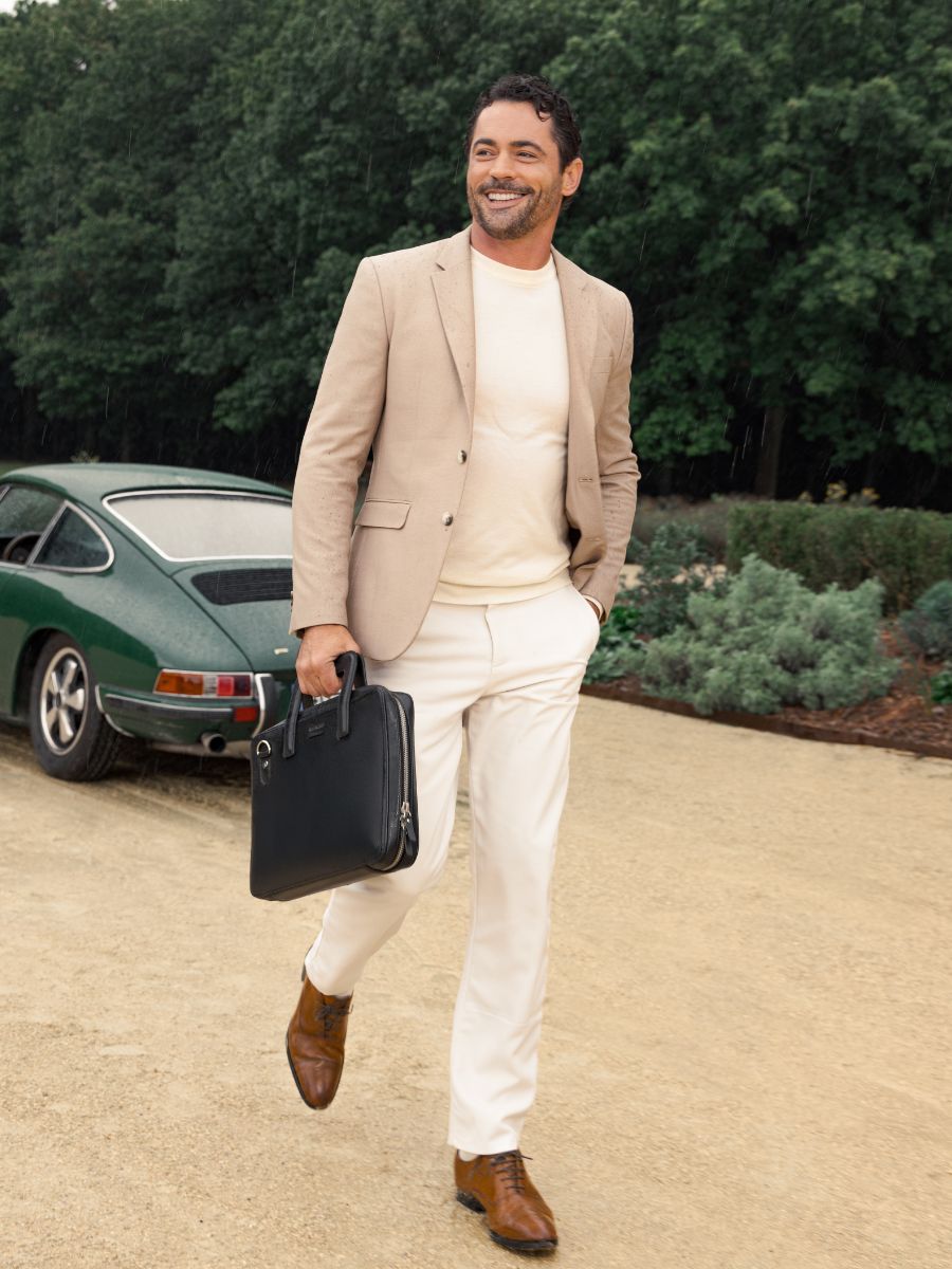 leather-document-holder-green-ambient-view-picture-henri-english-green-paul-marius-b10-gr