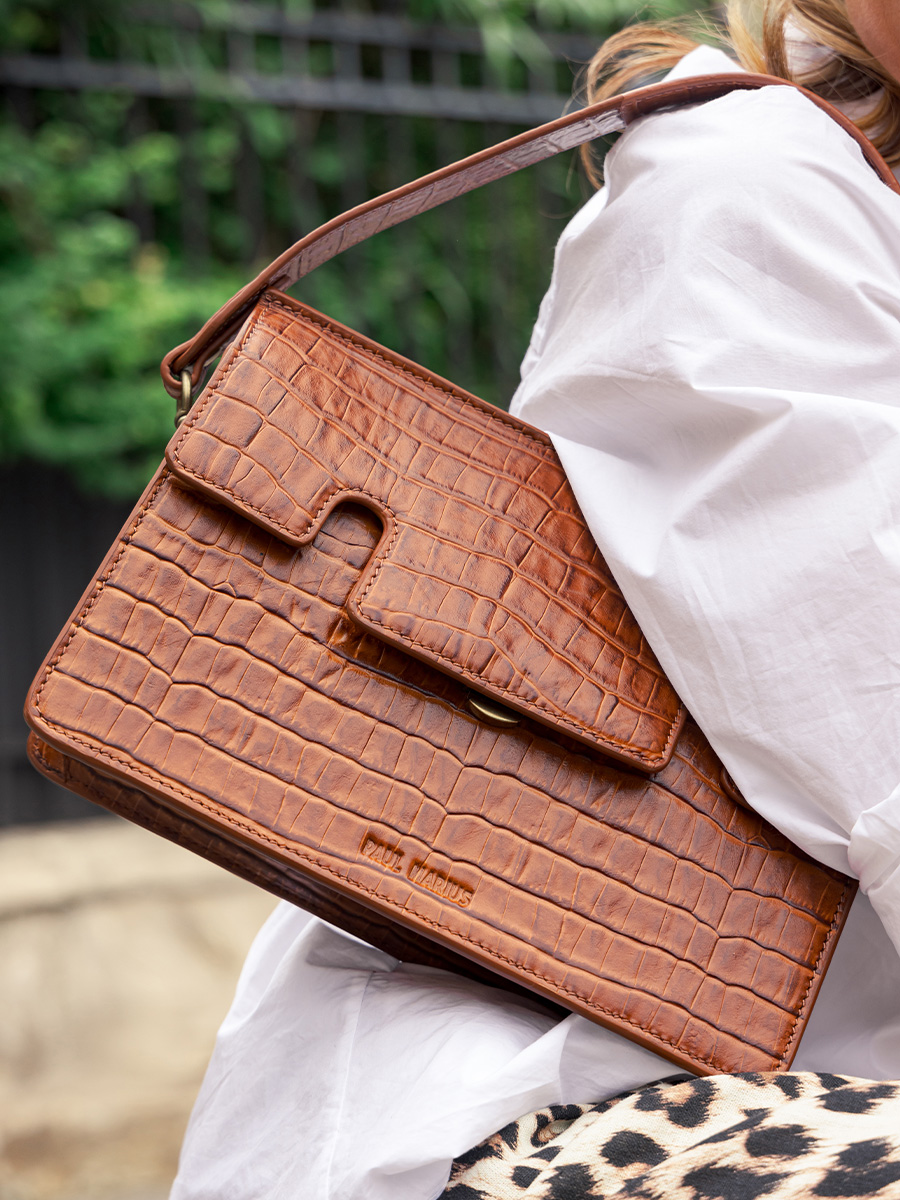 brown-leather-baguette-bag-gabrielle-heritage-brown-paul-marius-focus-material-view-picture-w42-cr-db