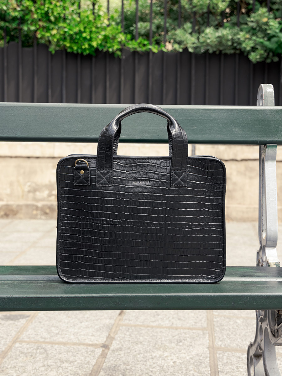 leather-document-holder-black-focus-material-view-picture-leconquerant-n2-heritage-jet-black-paul-marius-b05-cr-b