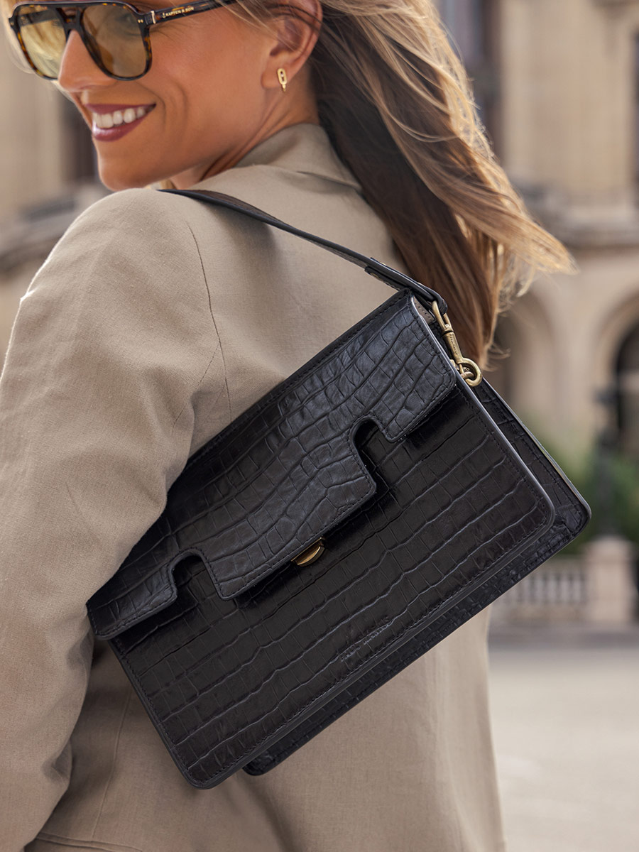 black-leather-baguette-bag-gabrielle-heritage-jet-black-paul-marius-front-view-picture-w42-cr-b
