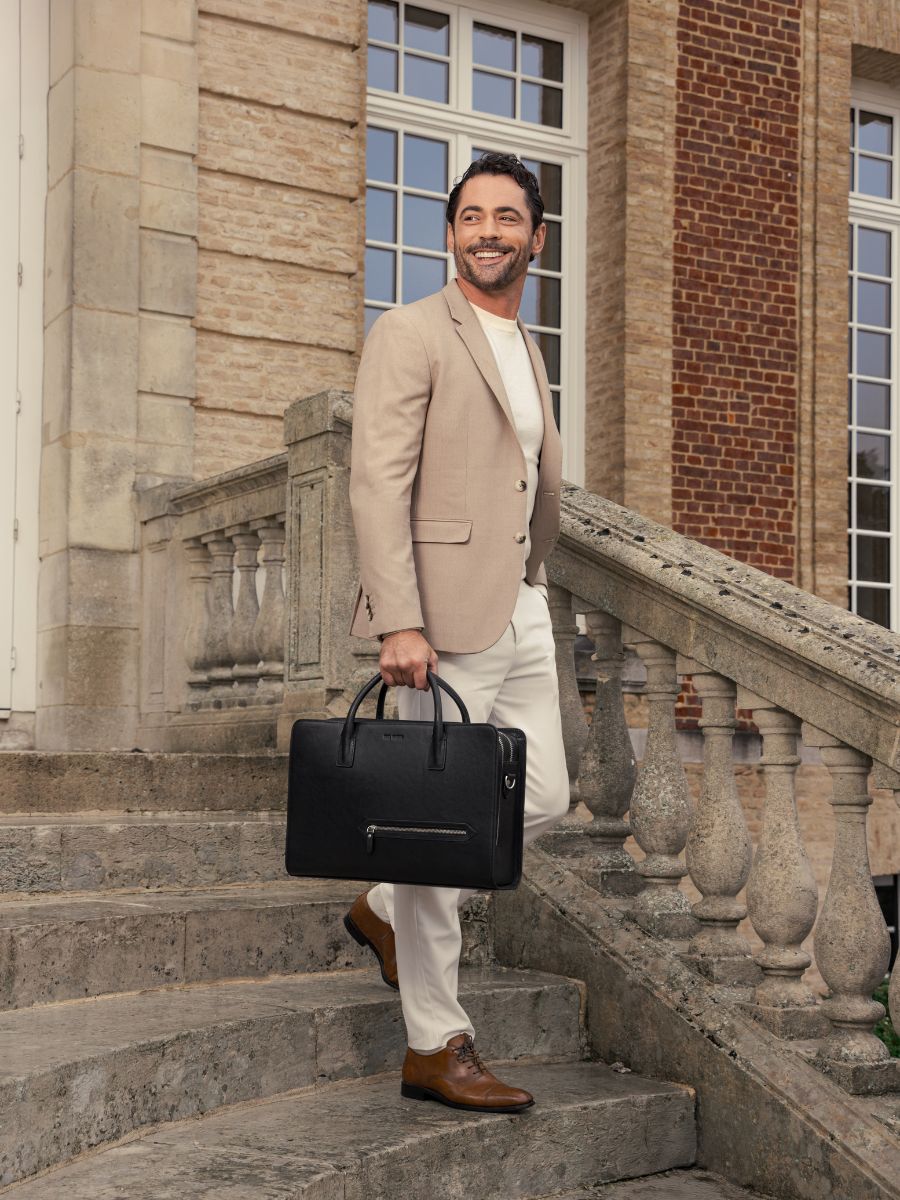 leather-document-holder-black-ambient-view-picture-jean-black-paul-marius-b09-b