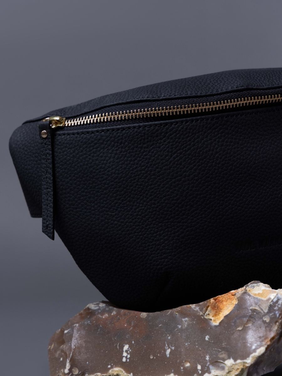 fanny-pack-leather-labanane-soft-black-ambient-view-m503-bm-b