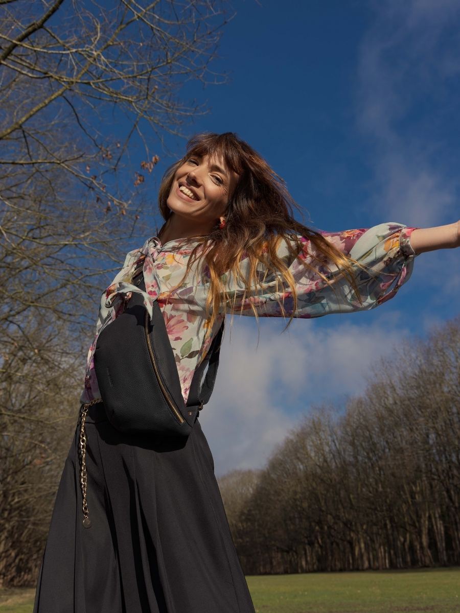 fanny-pack-leather-labanane-soft-black-side-view-m503-bm-b