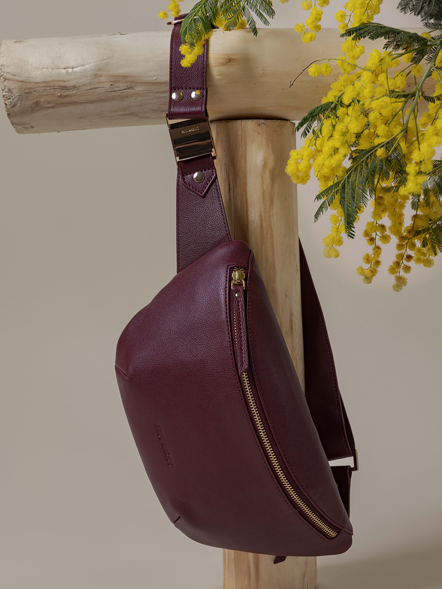 fanny-pack-leather-labanane-burgundy-ambient-view-m503-p