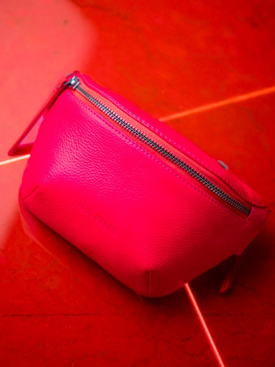 pink-leather-fanny-pack-labanane-xs-neon-paul-marius-ambient-view-picture-m503xs-ne-pi