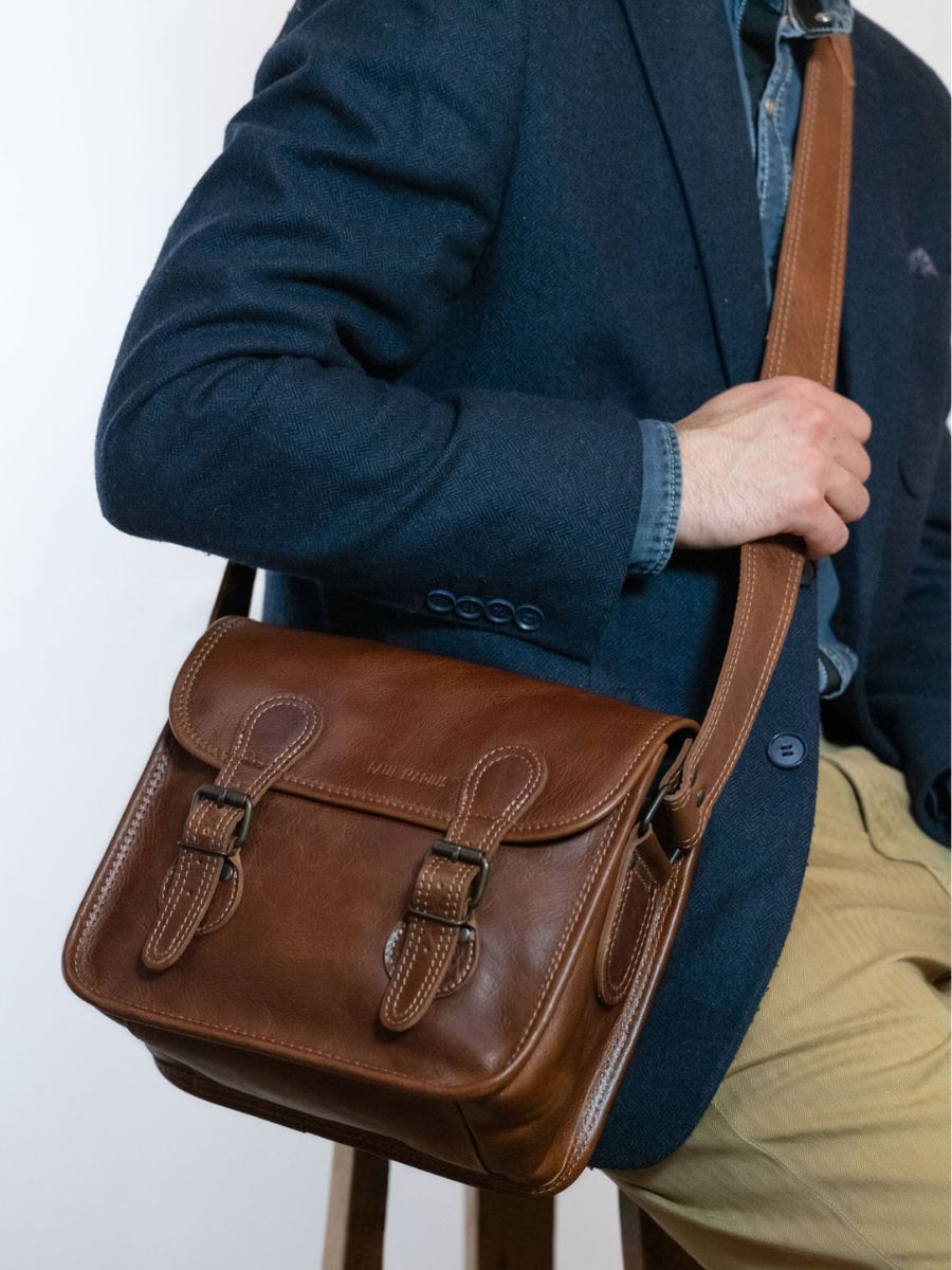 brown-leather-shoulder-bag-lasacoche-s-tobacco-brown-paul-marius-ambient-view-picture-m02s10-mk