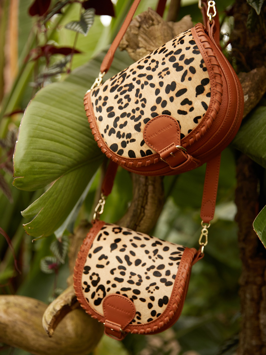 small-leather-shoulder-bag-lebobo-leopard-beige-close-up