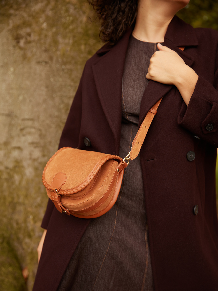 mini-leather-shoulder-bag-lebobo-brown-ambient-view-w61s-su-mb