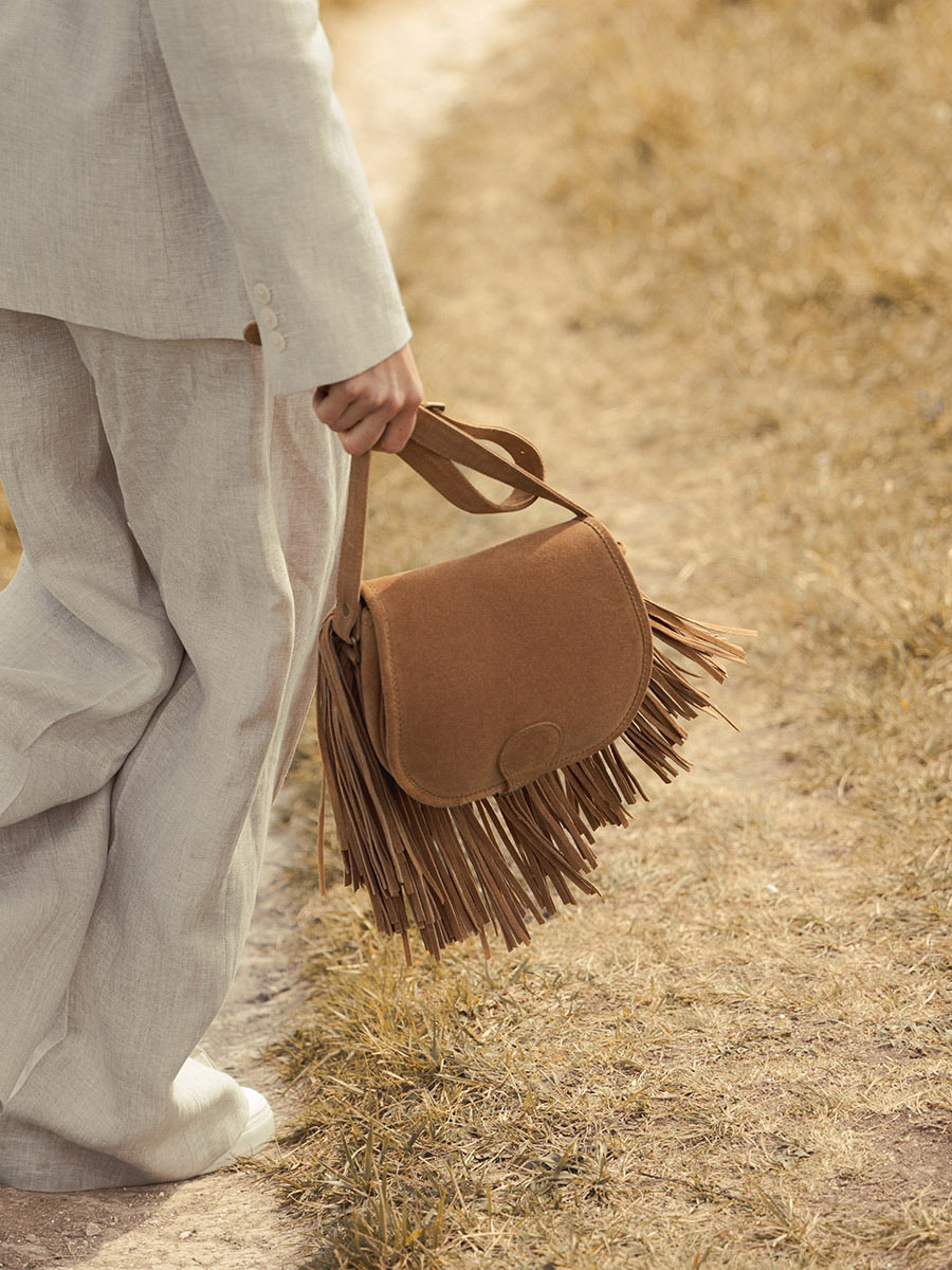 leather-fringed-shoulder-bag-brown-lebohemien-folk-havana-campaign-picture-m44-fol-su-l