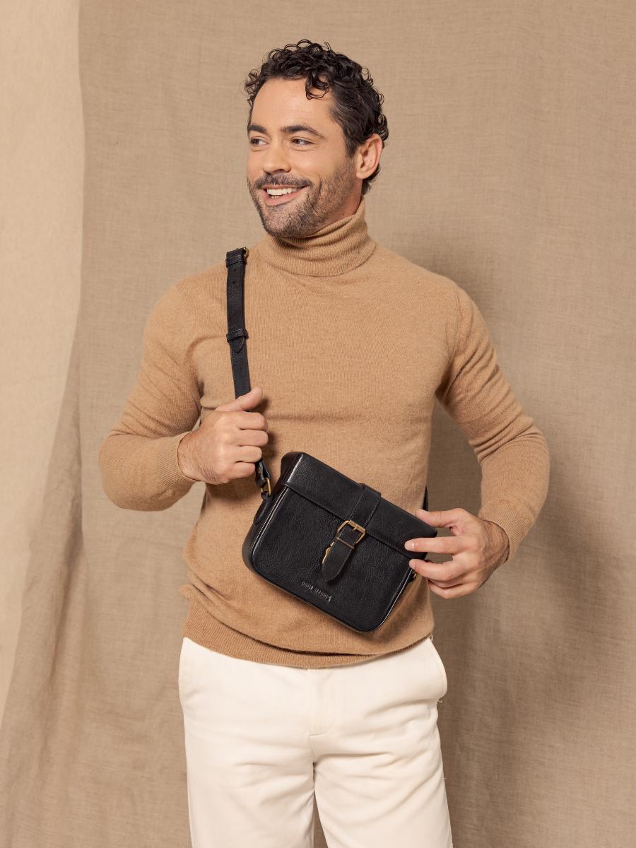 shoulder-bag-lecoquin-oily-black-ambient-view-m405-obl