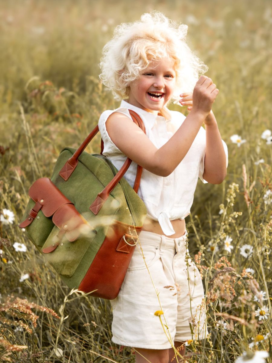 brown-khaki-leather-handbag-ledandy-nomade-paul-marius-ambient-view-picture-w104-oco-gr