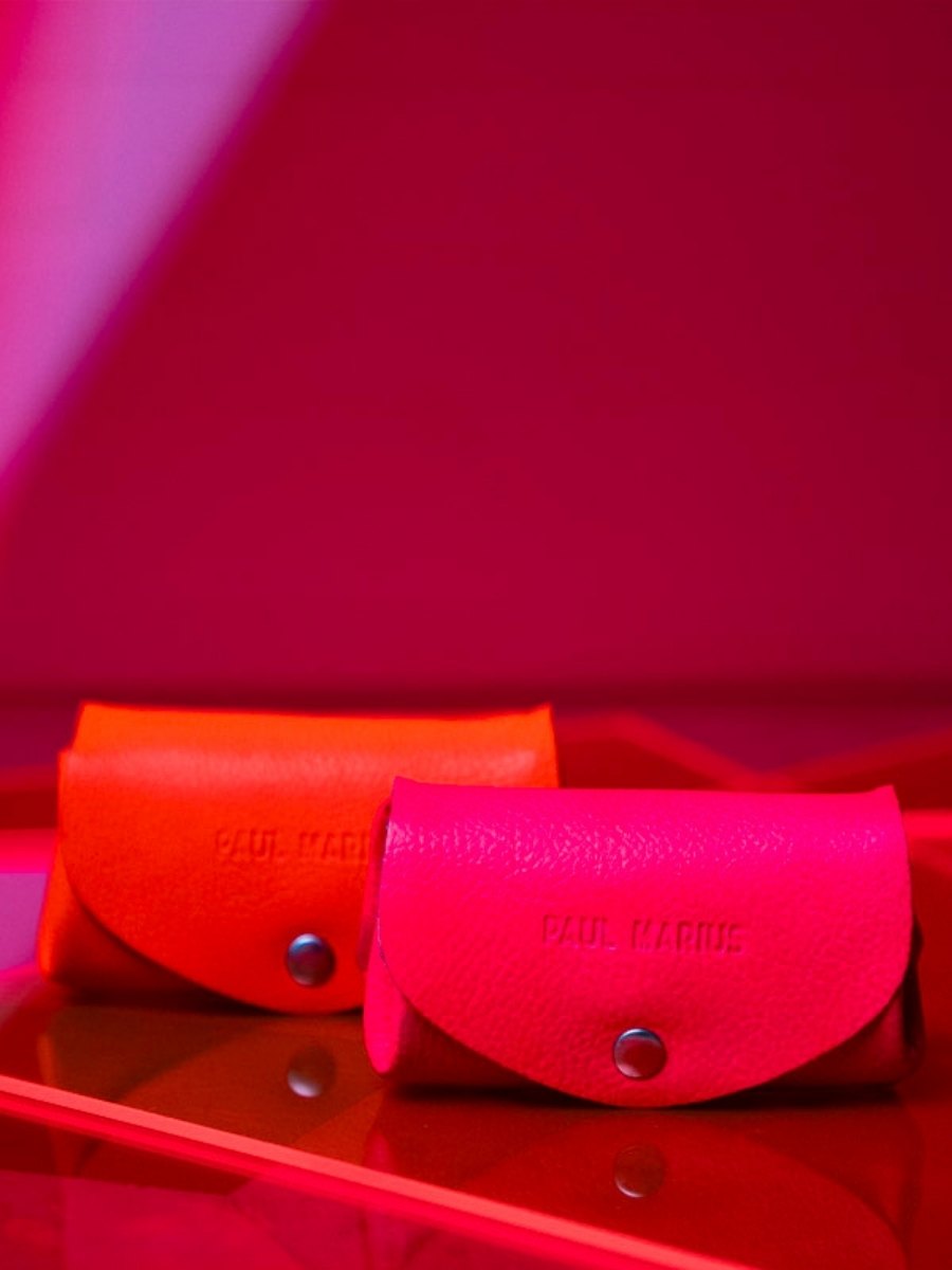 orange-leather-purse-legustave-neon-paul-marius-campaign-ambient-view-clp-ne-o