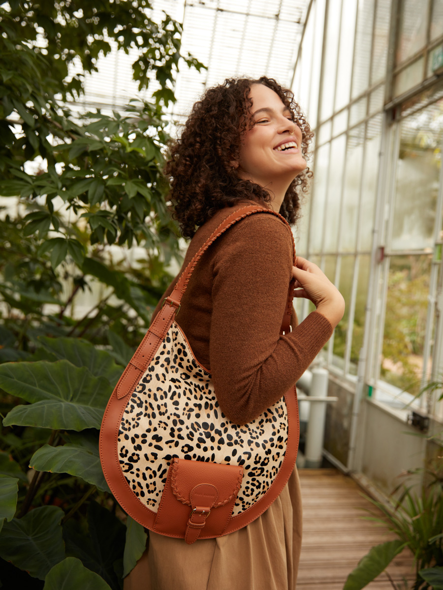 lehobo-women-leather-bag-m-beige-leopard-ambient-view