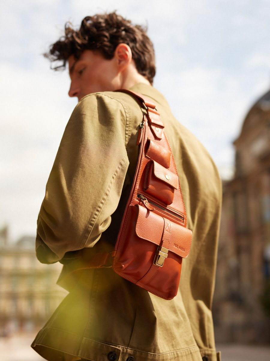 brown-leather-shoulderbag-holster-oiled-cognac-ambient-view-w62-oco