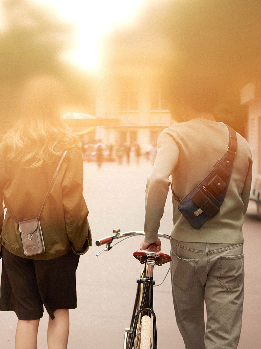 black-leather-shoulderbag-holster-oily-black-focus-material-view-w62-obl