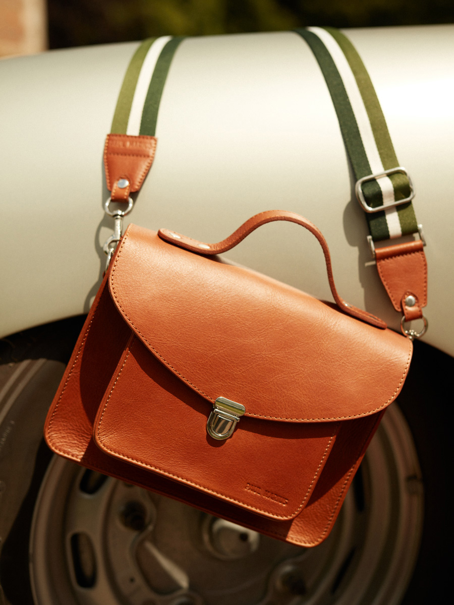 cross-body-bag-brown-leather-mademoiselle-george-le-mans-classic-2025-ambient-view-picture-w05-lemans-25-l
