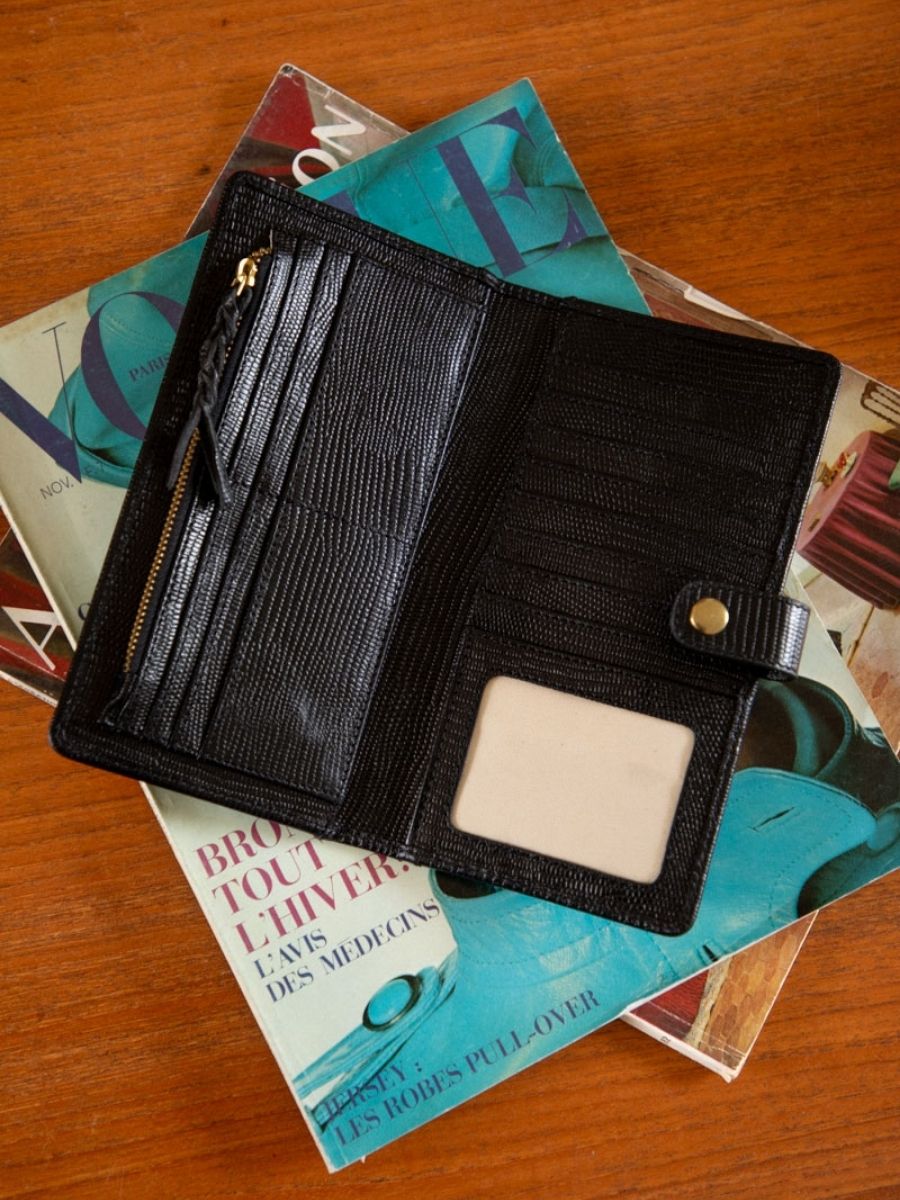 black-leather-wallet-leportefeuille-charlotte-n2-1960-jet-black-paul-marius-ambient-view-picture-m67-l-b