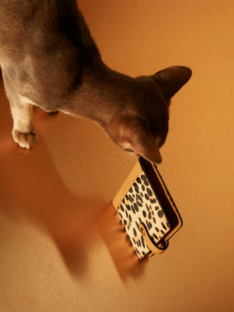 leather-wallet-leportefeuille-jeanne-leopard-beige-ambient-view-m34-lp-bei