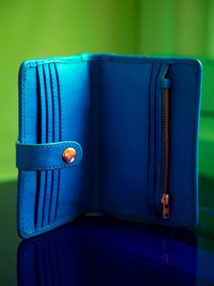 blue-leather-wallet-leportefeuille-jeanne-neon-paul-marius-ambient-view-picture-m34-ne-blu
