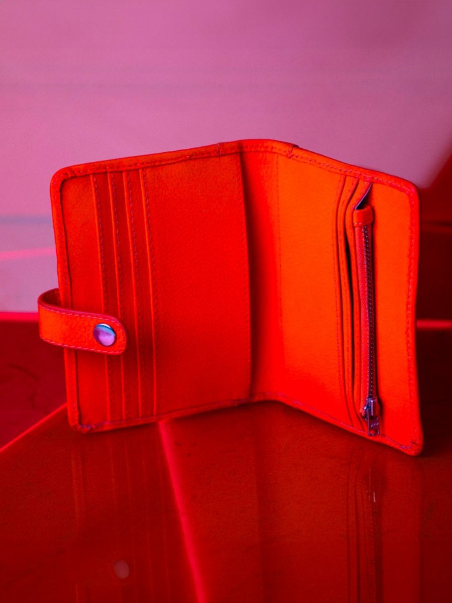 orange-leather-wallet-leportefeuille-jeanne-neon-paul-marius-ambient-view-picture-m34-ne-o